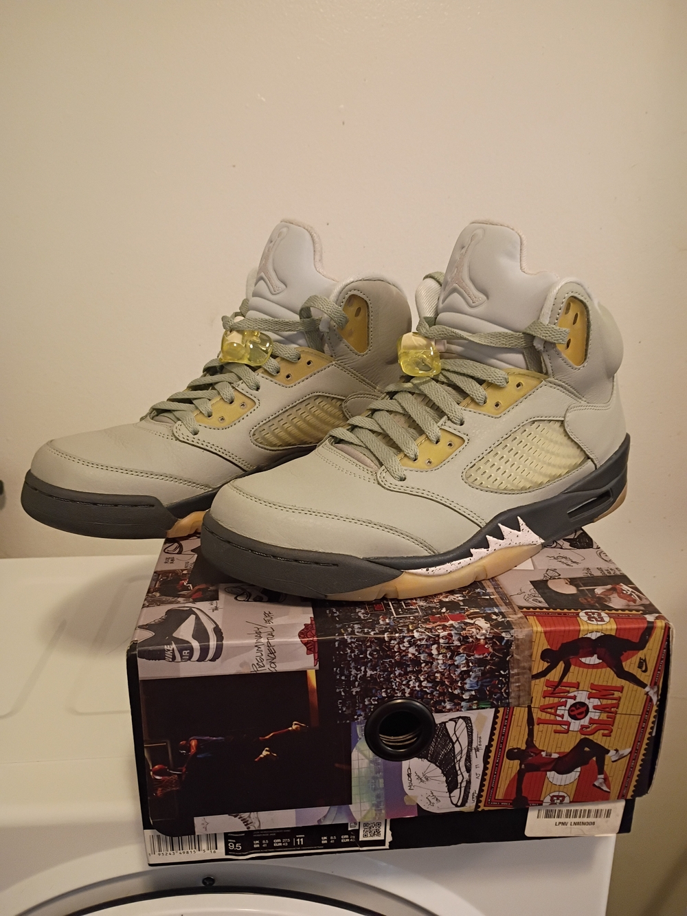 Air Jordan 5 Retro Men's Sneakers in Jade 9.5 With Box
